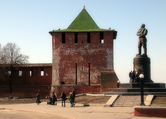 У памятника В. Чкалову