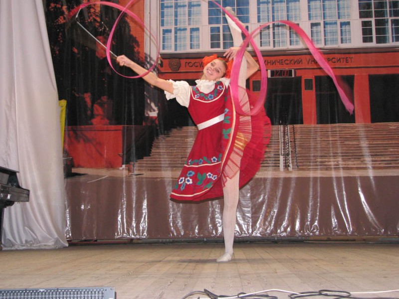 Екатерина Прибылова с гимнастическим этюдом